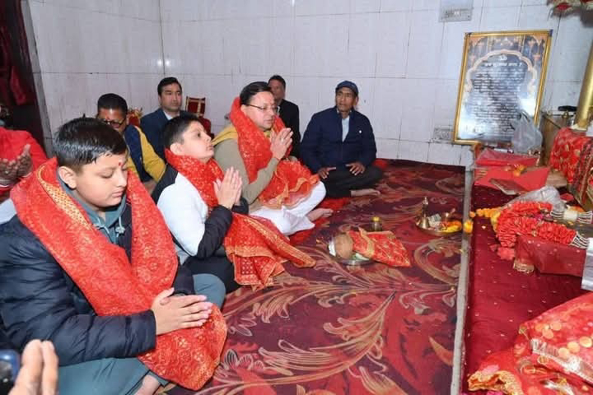 सीएम ने सिद्धपीठ माँ सुरकण्डा मन्दिर में पूजा अर्चना कर प्रदेश की खुशहाली और समृद्धि की कामना की