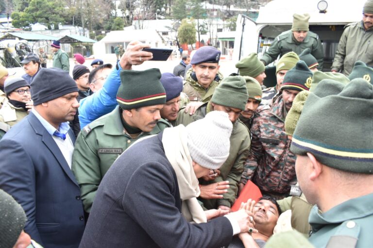 मुख्यमंत्री धामी ने आपदा प्रभावित माणा पास का किया हवाई निरीक्षण, घायलों का जाना हालचाल