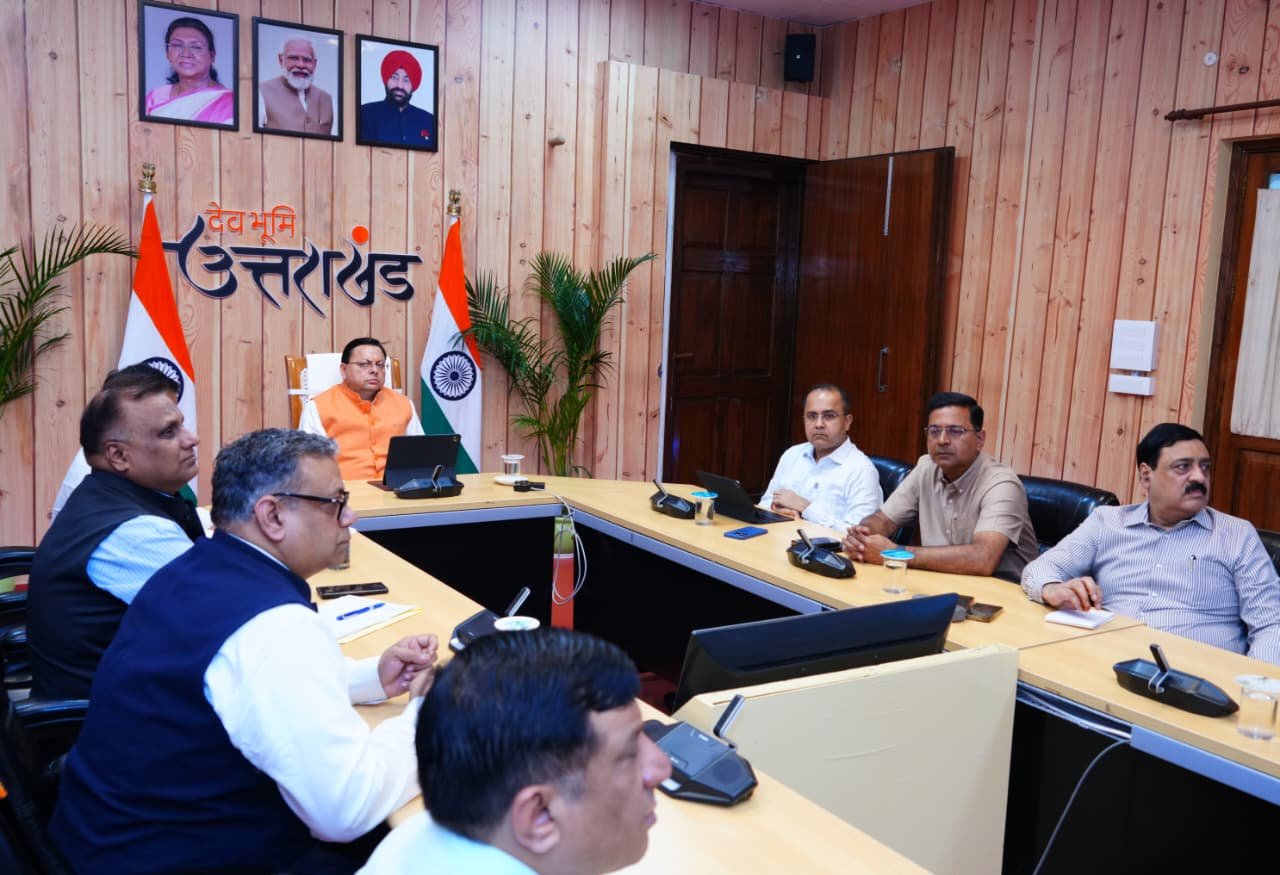 क्षतिग्रस्त सड़कों के पुनर्निर्माण एवं मरम्मत कार्यों को प्राथमिकता के आधार पर किया जाए पूरा: सीएम