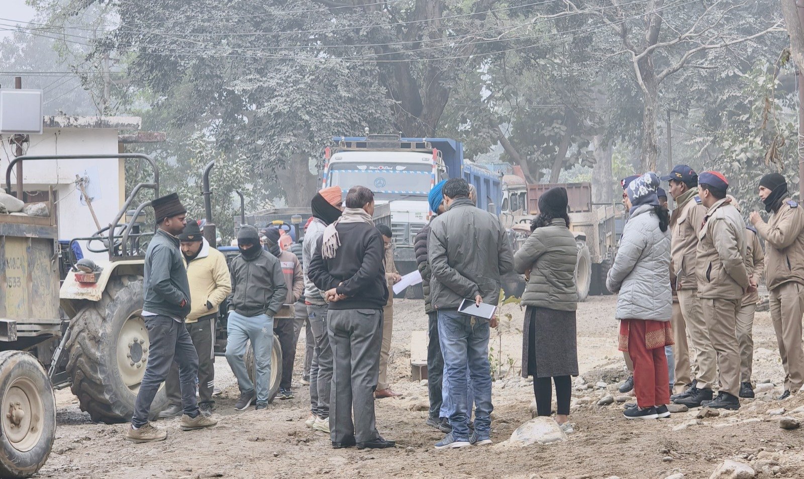 अनफिट और ओवरलोड वाहनों पर एआरटीओ (प्रवर्तन) नेहा झा एवं संभागीय निरीक्षक, हरिद्वार की संयुक्त कार्रवाई से हरिद्वार–नजीबाबाद मार्ग में सख़्ती
