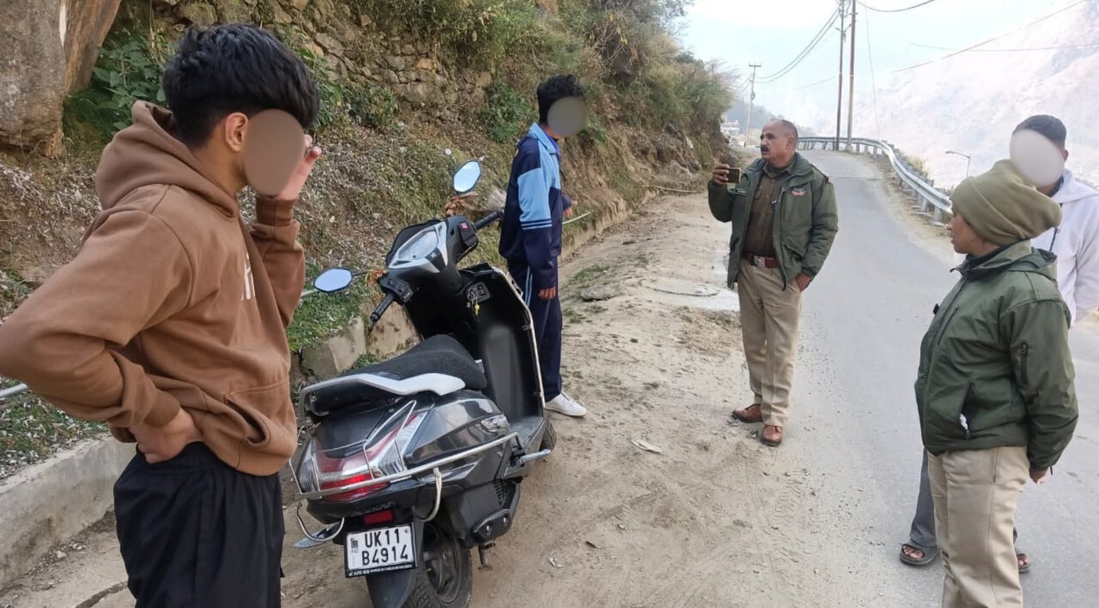 नाबालिगों की जान से खिलवाड़ पड़ा भारी ज्योतिर्मठ पुलिस की सख्ती, स्कूटी सीज, अभिभावक पर 25,000 का चालान