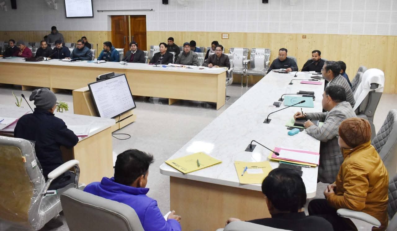 जिलाधिकारी गौरव कुमार ने जिलाधिकारी सभागार में बीस सूत्री कार्यक्रम एवं जिला योजना की समीक्षा बैठक की