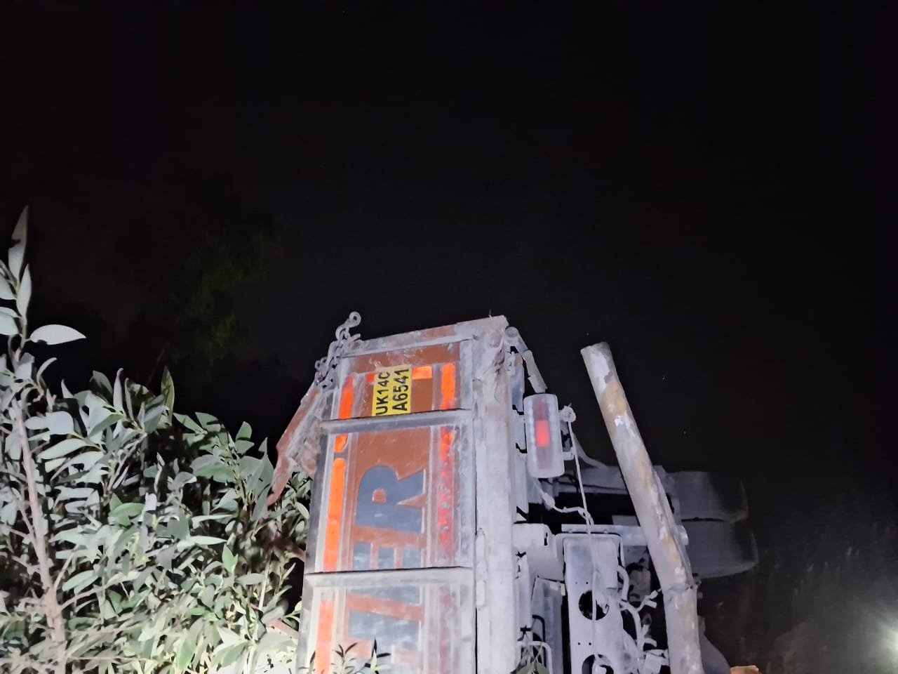 गहरी खाई में गिरे ट्रक चालक को SDRF ने किया रेस्क्यू, अंधेरे में चलाया सफल अभियान