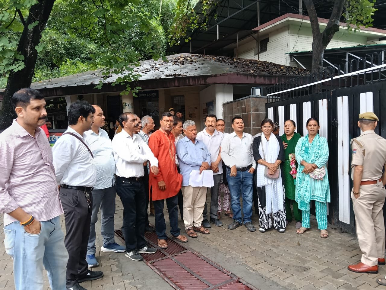 उत्तराखण्ड आन्दोलनकारियों के चिन्हीकरण को लेकर डीएम कार्यालय में बड़ा प्रदर्शन, जिलाधिकारी को ज्ञापन सौंपा