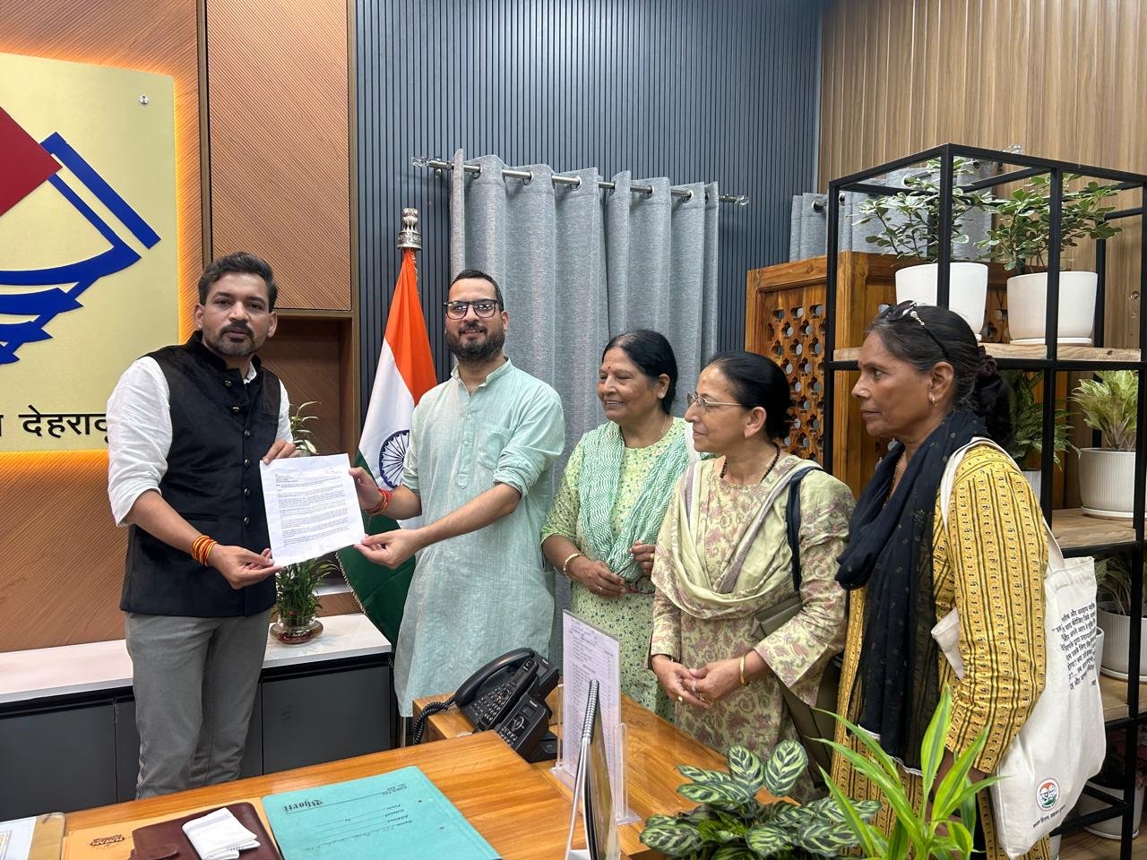 सरकारी जमीनों की बिक्री पर रोक और UIIDB भंग करने की मांग, मुख्यमंत्री को भेजा ज्ञापन