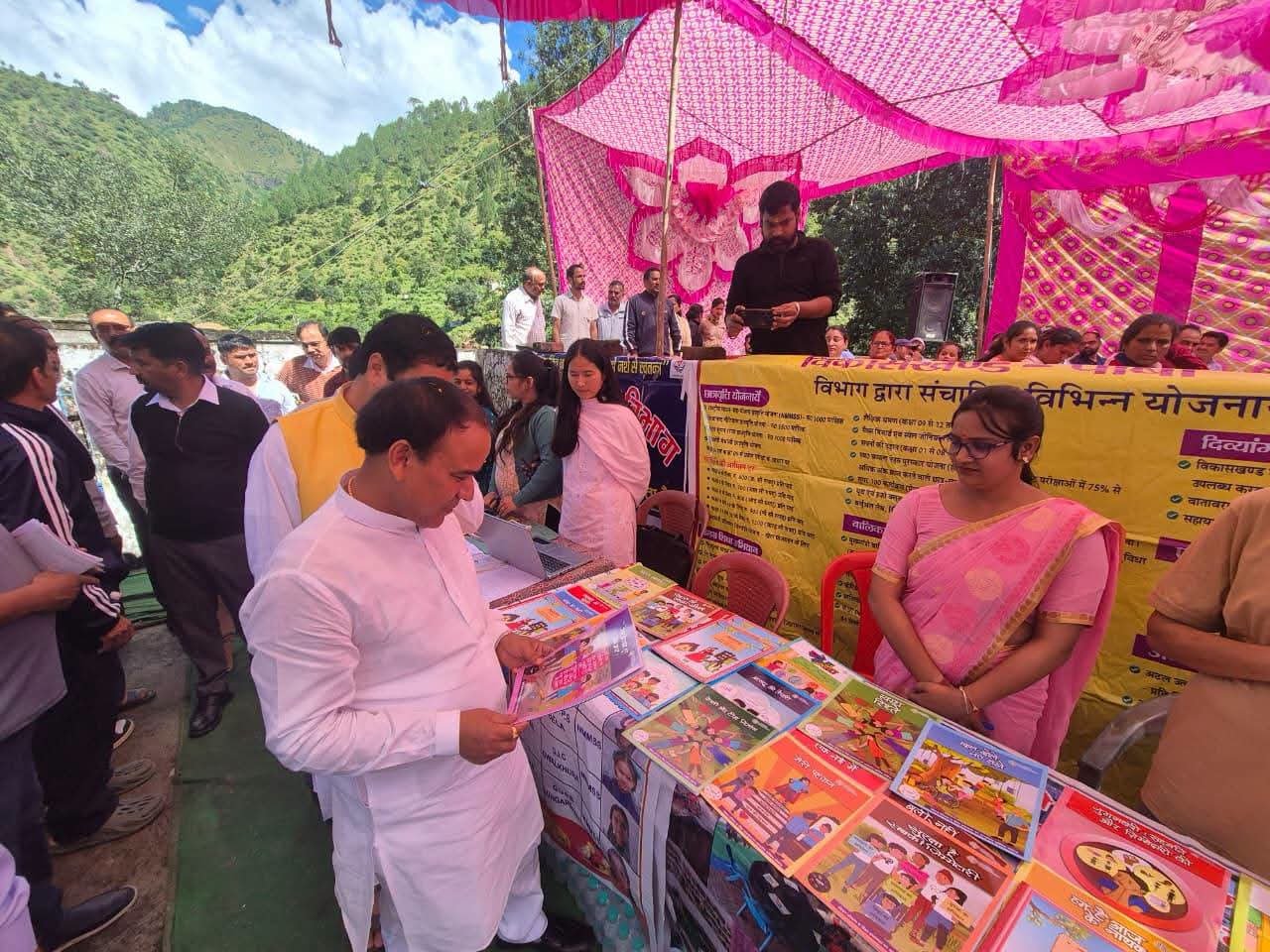 बच्चों के सर्वांगीण विकास में अहम भूमिका निभा रहे आंगनबाड़ी केन्द्रः डॉ. धन सिंह रावत