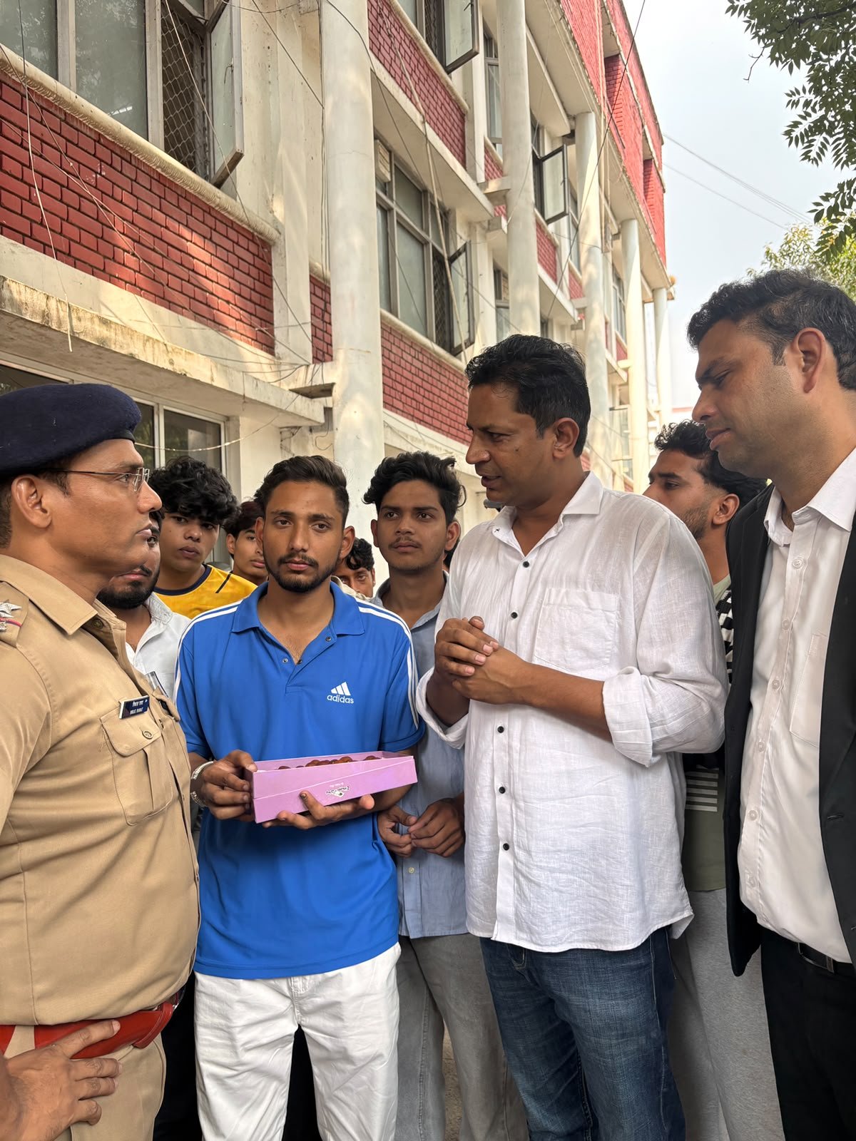 DAV PG कॉलेज छात्र संघ चुनाव को लेकर NSUI ने जताया विरोध, SSP कार्यालय पहुंचकर किया सम्मान कार्यक्रम