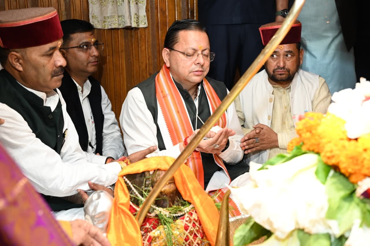 प्रधानमंत्री नरेंद्र मोदी के सार्वजनिक जीवन और राष्ट सेवा के के 25 वर्ष पूर्ण होने पर सीएम धामी ने उत्तरकाशी के काशी विश्वनाथ मंदिर में की विशेष पूजा
