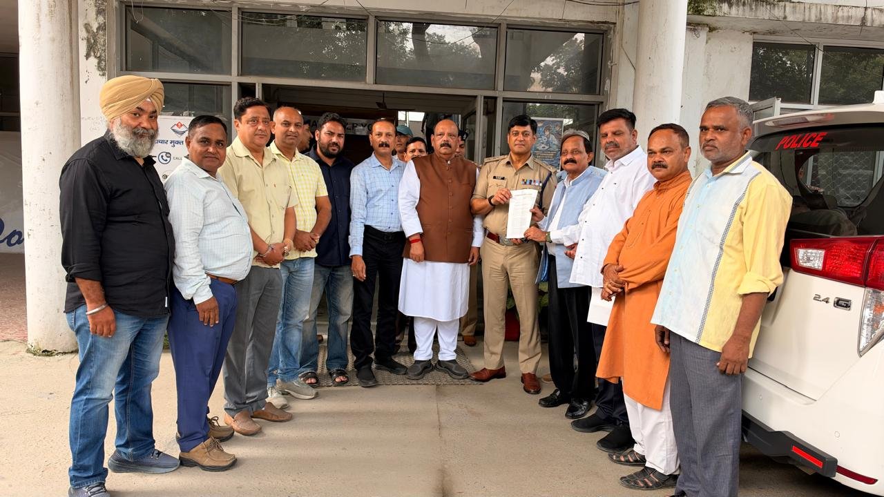 देहरादून में बढ़ते अपराध और बिगड़ती कानून-व्यवस्था पर कांग्रेस ने जताई चिंता, लालचन्द शर्मा के नेतृत्व में SSP को सौंपा ज्ञापन
