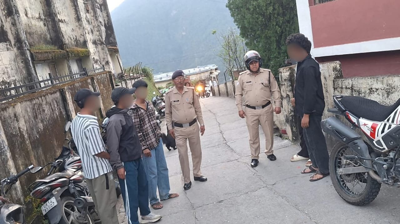गोपेश्वर में पुलिस का ‘एक्शन मोड’, गलियों में पैदल गश्त, आसमान से ड्रोन की निगरानी… नशेड़ियों और हुड़दंगियों पर पुलिस का शिकंजा