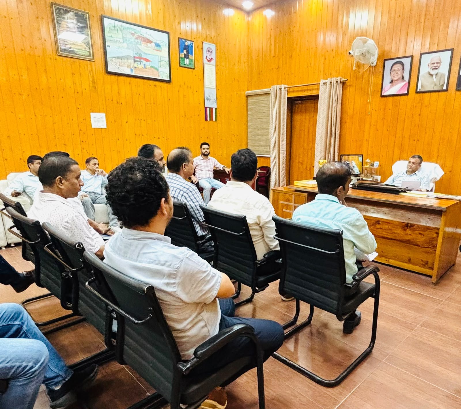 जनहित के कार्यों में तेजी लाने के लिए मेयर सौरभ थपलियाल ने ली यूपीसीएल, जल संस्थान,सिंचाई एवं अन्य विभागो की बैठक