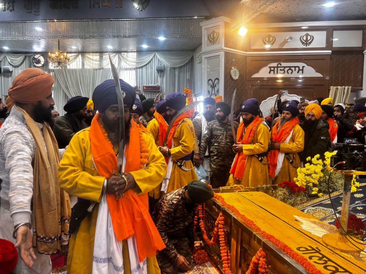 साल की अंतिम अरदास, सेना के बैंड की गूंज, नम आंखें और ‘वाहेगुरु जी’ के जयकारों के बीच शीतकाल के लिए बंद हुए श्री हेमकुण्ड साहिब के कपाट