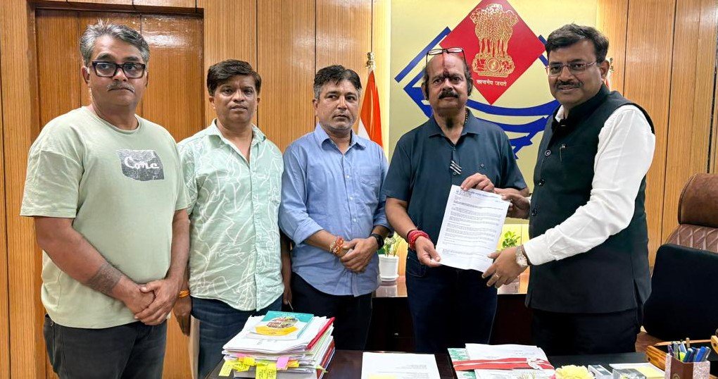 देवभूमि जल शक्ति कांट्रेक्टर वेलफेयर एसोसिएशन देहरादून के ठेकेदारों ने प्रमुख सचिव आनंद बर्धन से मुलाकात की