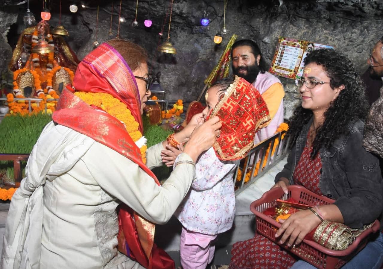 शारदीय नवरात्रि पूजा अनुष्ठान में किया गया कन्याओं का विशेष पूजन, कैबिनेट मंत्री रेखा आर्य ने लिया भाग